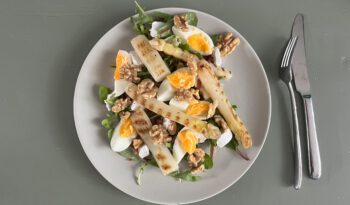 Aspergesalade met geitenkaas en walnoten
