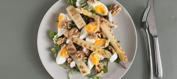 Aspergesalade met geitenkaas en walnoten